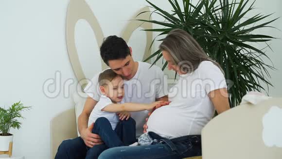 小男孩抚摸怀孕的母亲肚皮视频的预览图