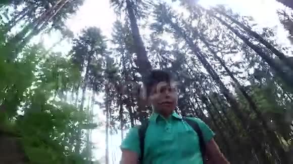 走在森林里的青少年自拍镜头视频的预览图