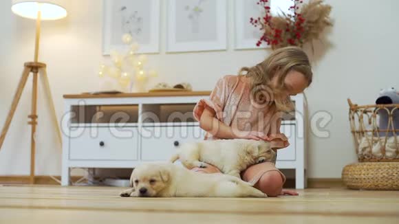 可爱的小女孩和小狗坐在地板上视频的预览图