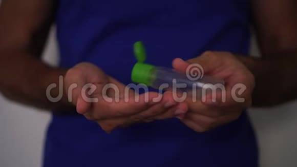 一个人用消毒剂清洗和搓手预防病毒和感染视频的预览图