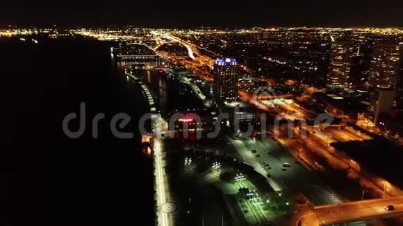 宾州夜间登陆费城海滨的鸟瞰图视频的预览图
