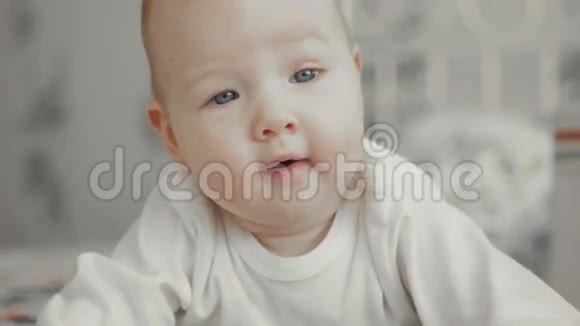 可爱的小宝宝在看镜头在床上很开心婴儿微笑和欢笑视频的预览图