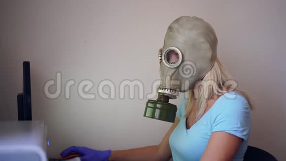 戴防毒面具或呼吸器的妇女在家里用电脑工作预防冠状病毒视频的预览图