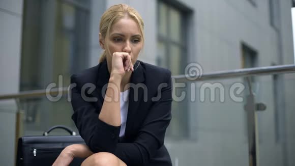 焦虑的女人坐在长凳上担心被解雇抑郁视频的预览图