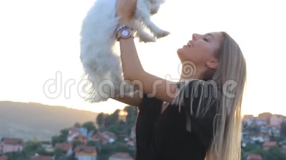 迷人的快乐金发女郎拥抱马耳他狗小狗视频的预览图