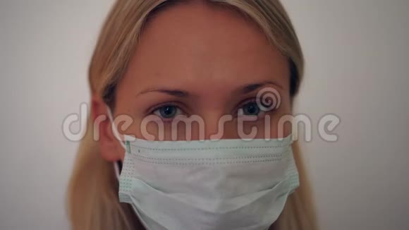 戴着医疗面具的年轻女人的肖像预防疾病和病毒视频的预览图