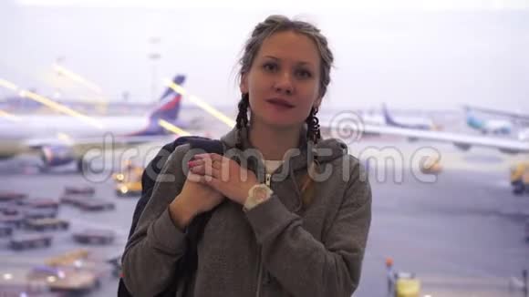 一位年轻迷人的女游客在机场的画像视频的预览图