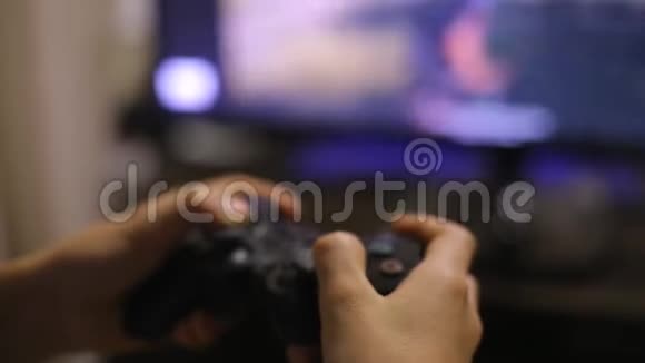 青少年男孩玩电脑电子游戏与操纵杆视频的预览图