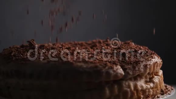 巧克力洒在蛋糕上视频的预览图