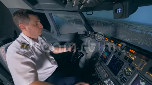 飞行员飞行时用手握住控制杆现代客机机舱内部视频的预览图