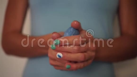 一个女人用肥皂洗手男人用手拍特写视频的预览图