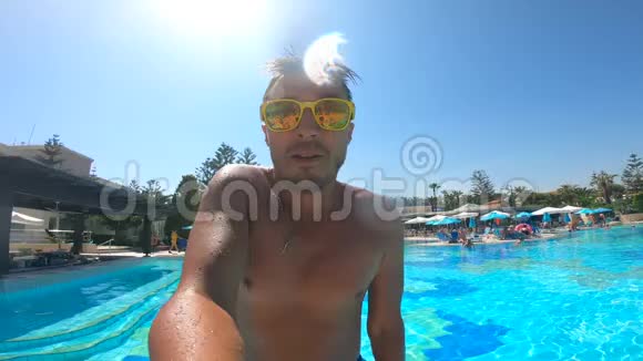 戴眼镜的人跳进游泳池视频的预览图