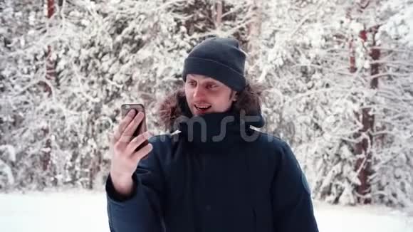 一位英俊的vlogger游客用手机自拍的肖像视频的预览图