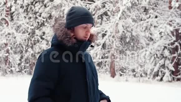 快乐的帅哥用手机在户外聊天冬天的男模特视频的预览图