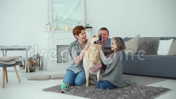 家人和他们的狗一起享受家庭生活视频的预览图