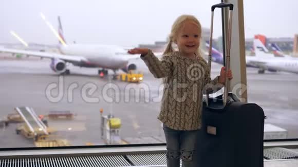 一个带着手提箱的孩子在机场坐飞机视频的预览图