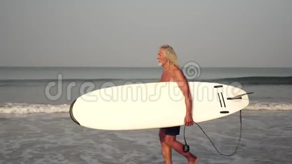 积极运动养老者成熟的白发男人正在冲浪有冲浪板的老头视频的预览图