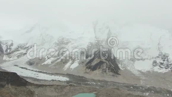 卡拉帕塔山山顶上的人珠穆朗玛峰和努普特尼泊尔鸟瞰图视频的预览图