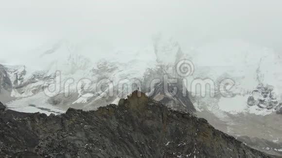 卡拉帕塔山山顶上的人珠穆朗玛峰和努普特尼泊尔鸟瞰图视频的预览图