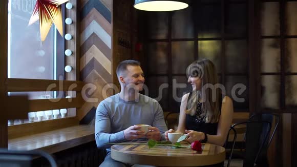 浪漫的情侣在咖啡馆里喝咖啡视频的预览图