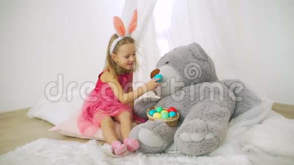 小女孩喂大玩具熊复活节彩蛋视频的预览图
