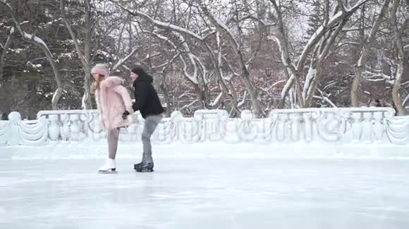 年轻夫妇在冰城溜冰场滑冰视频的预览图