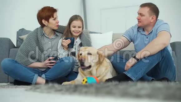 家中爱说话爱宠物的快乐家庭视频的预览图