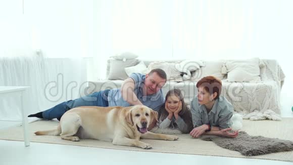 狗在家休息的幸福家庭视频的预览图