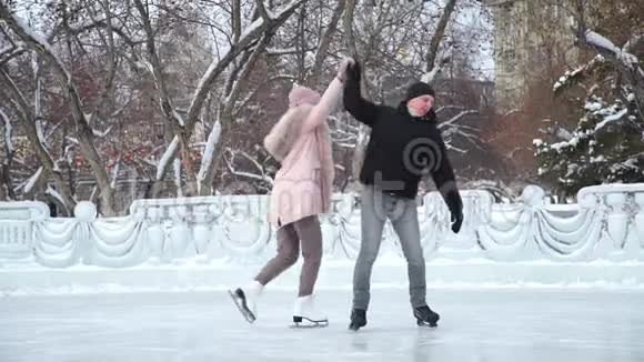 小情侣在溜冰场玩有趣的溜冰视频的预览图
