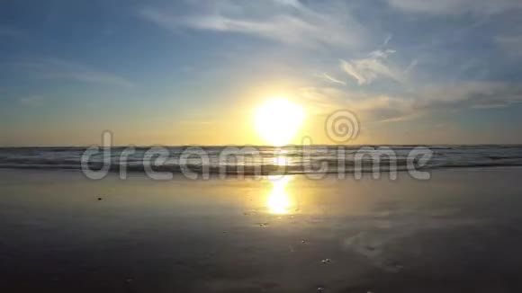 主街码头区海滩上美丽的日出视频的预览图