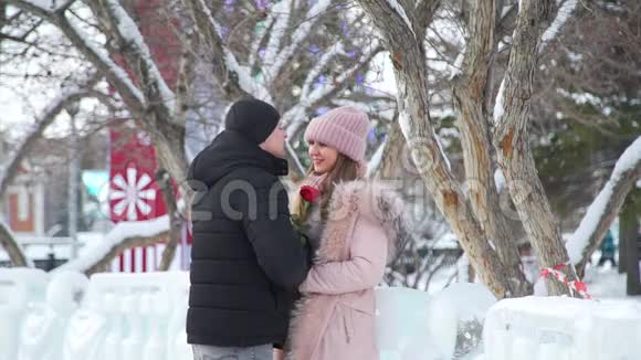 年轻浪漫情侣在冬季户外约会视频的预览图