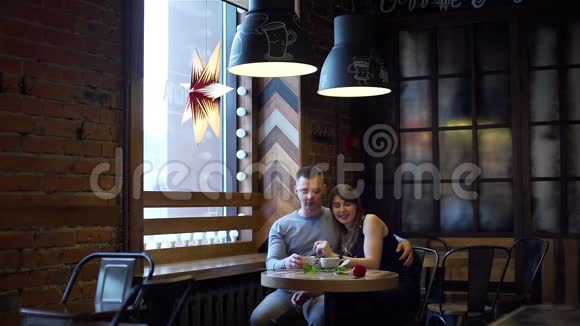 快乐的情侣在咖啡馆里喝咖啡视频的预览图