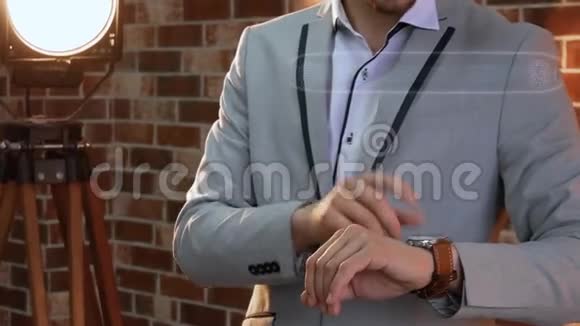 人使用智能手表全息广告视频的预览图