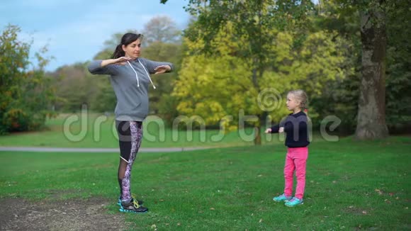 母亲和女儿在公园里做运动视频的预览图