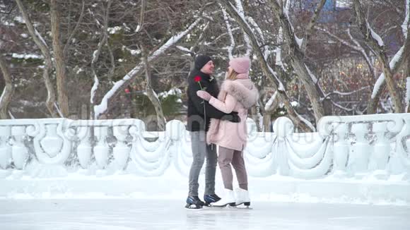 年轻浪漫情侣在溜冰场约会视频的预览图