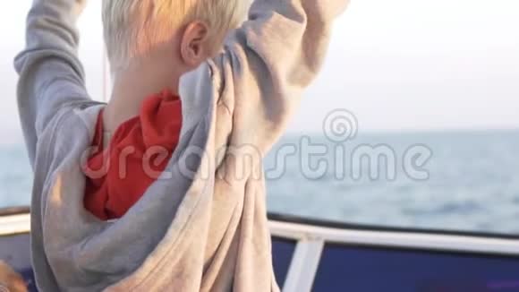 在游艇上旅行的金发男孩视频的预览图