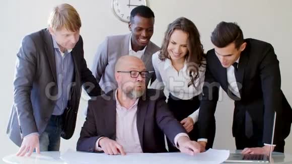 商业人士在一个现代化的白色公司办公室里集思广益有吸引力的工人一起制定计划视频的预览图