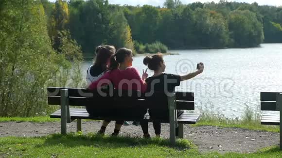 三个姐妹在城市公园里吃自拍视频的预览图