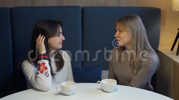 微笑着在咖啡店聊天的女性朋友视频的预览图