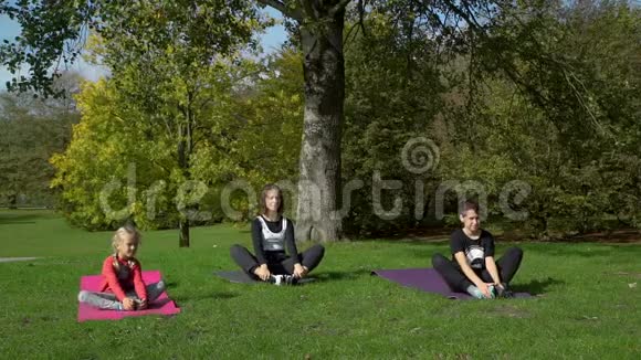 儿童在城市公园练习瑜伽视频的预览图