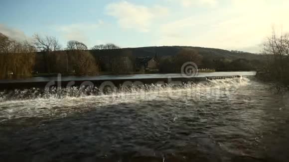 被洪水淹没的英国河流瀑布视频的预览图