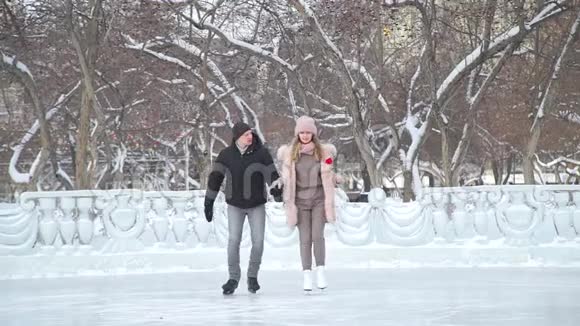 浪漫情侣在冰城溜冰场滑冰视频的预览图