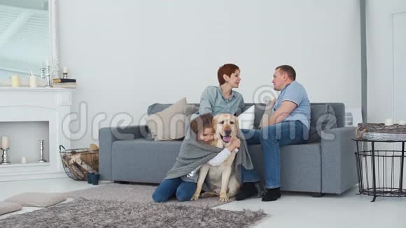 有女儿和宠物的父母在客厅视频的预览图