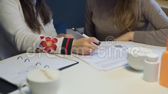 女性签约成为MLM合伙人视频的预览图