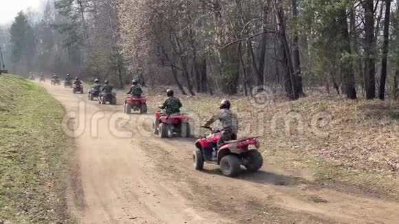 一排ATV在森林道路上行驶视频的预览图