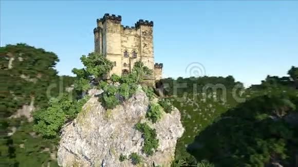 一座高高的悬崖上的老城堡岩石空中观景美丽的风景视频的预览图