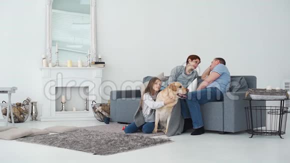 有女儿和狗的父母在家休息视频的预览图