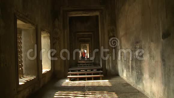 寺庙的旧走廊视频的预览图