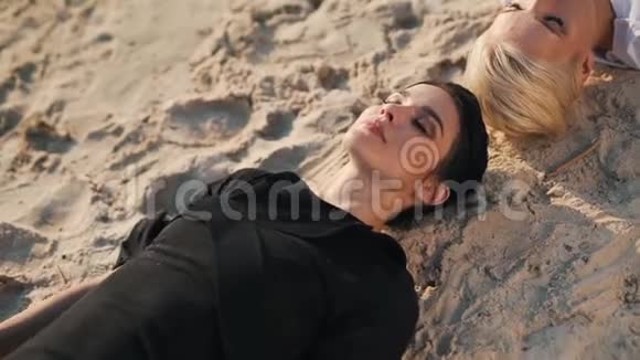 女孩们躺在沙滩上沉思视频的预览图
