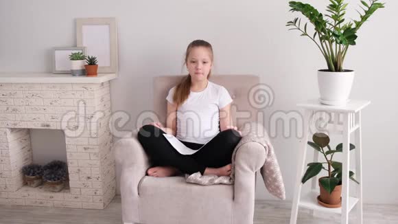 少年女孩举着一个牌子说呆在家里冠状病毒covid19的流行检疫和自我隔离视频的预览图